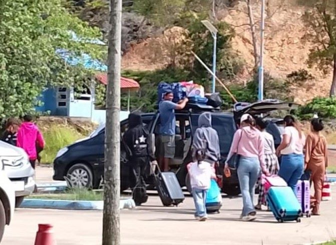 Pelayanan tebang pilih tiket ferry di Pelabuhan Sungai Tenam, Daik Lingga, dikeluhkan calon penumpang. Diduga oknum agen hanya melayani penumpang tertentu.