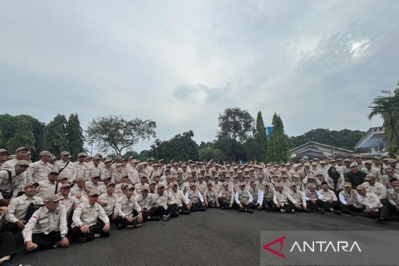 Petugas haji dilarang flexing oleh Wamen Haji Dahnil. Ia meminta petugas fokus melayani jamaah dan memanfaatkan media sosial untuk edukasi.