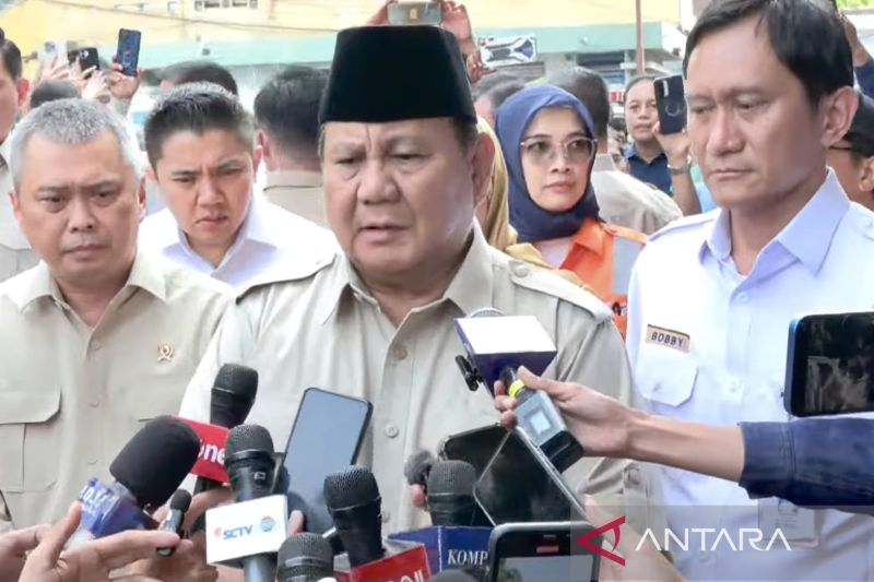 Presiden Prabowo jenguk korban kecelakaan KA Argo Bromo di RSUD Bekasi. Tujuh orang meninggal, puluhan luka, evakuasi berlangsung selama delapan jam.