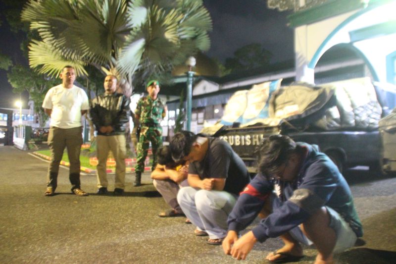 TNI gagalkan penjualan pupuk bersubsidi ke luar daerah di Agam. Tiga pelaku diamankan, jaringan distribusi ilegal diduga melibatkan penampung.