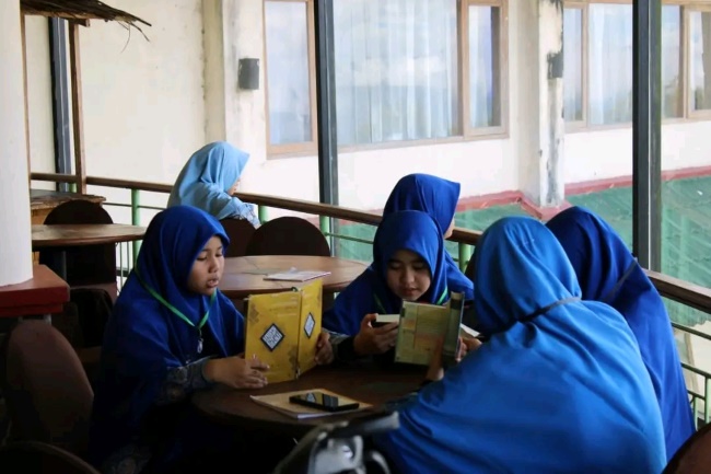 Santri Darul Hikmah Pasaman Barat sedang mengikuti kegiatan Mastering Tahfiz Camp 3 ( MTC ) di Hotel Nuansa Maninjau, Kabupaten Agam.