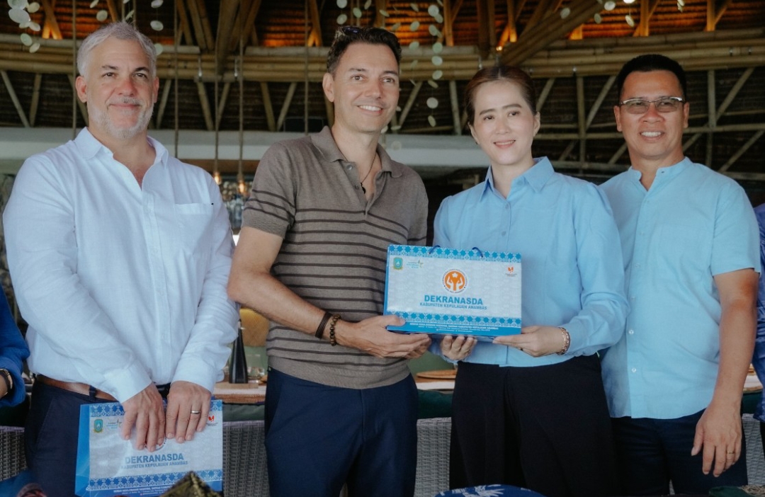 Ny. Sinta Aneng bersama pihak PT Pulau Bawah