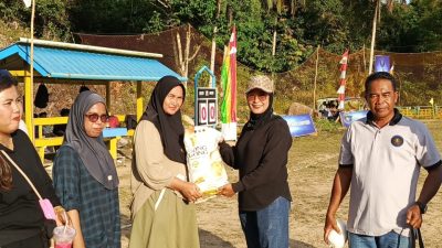 Ellisya saat serahkan door prize kepada pemenang tiket undian 