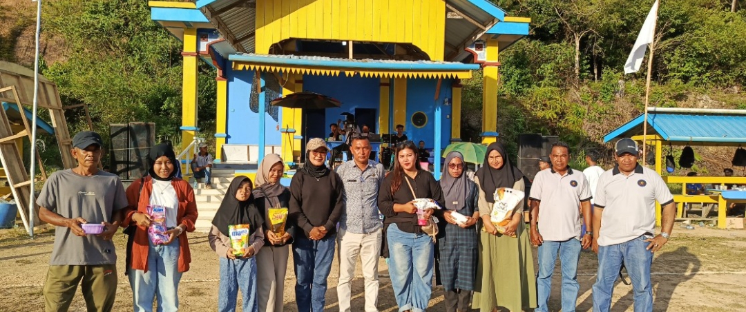 Foto bersama Ellisya, Panitia dan penonton pemenang undian door prize