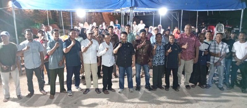 Anggota DPRD Kepri, Taba Iskandar (tengah), berfoto bersama warga Kavling Seraya, Kelurahan Sambau, Kecamatan Nongsa, Kota Batam.