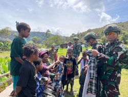 Sentuhan Kasih di Egebut: Satgas Yonif 136/TS Bagikan Pakaian dan Layanan Kesehatan