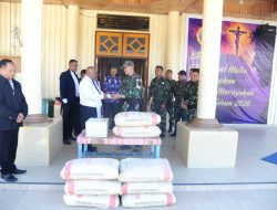 Dukung Sarana Ibadah di Papua, Satgas Yonif 136/TS Serahkan Bantuan Semen dan Alkitab