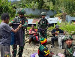 Sentuhan Kemanusiaan di Puncak Jaya: Satgas Yonif 136/TS Sambangi Rumah Warga dan Bagikan Pakaian
