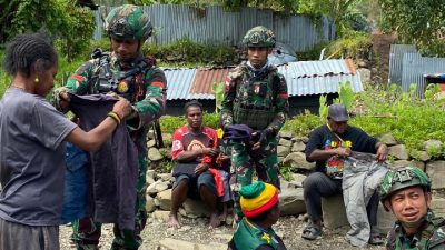 Sentuhan Kemanusiaan di Puncak Jaya: Satgas Yonif 136/TS Sambangi Rumah Warga dan Bagikan Pakaian