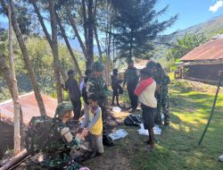 Sentuh Hati Warga Puncak Jaya, Satgas Yonif 136/Tuah Sakti Gelar Anjangsana di Distrik Tinggi Nambut