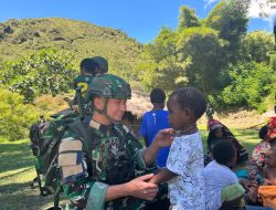 Sentuhan Humanis di Puncak Mulia: Satgas Yonif 136/Tuah Sakti Hadirkan Kehangatan untuk Warga Tinggi Nambut