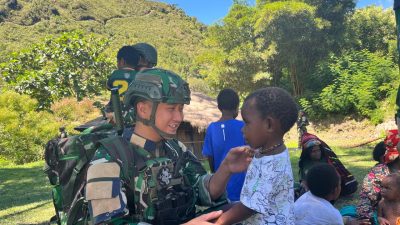 Sentuhan Humanis di Puncak Mulia: Satgas Yonif 136/Tuah Sakti Hadirkan Kehangatan untuk Warga Tinggi Nambut