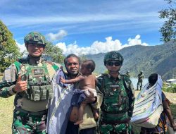 Sentuh Hati Warga Papua, Satgas Yonif 136/Tuah Sakti Gelar Anjangsana di Kampung 55
