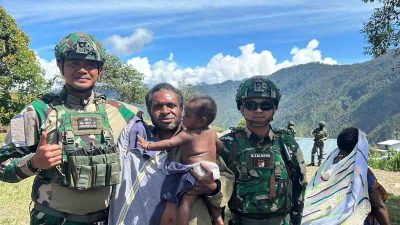 Sentuh Hati Warga Papua, Satgas Yonif 136/Tuah Sakti Gelar Anjangsana di Kampung 55