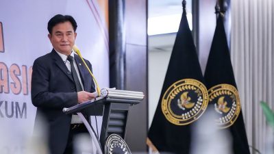 Indeks pembangunan hukum ditarget naik menjadi 0,69. Yusril Ihza Mahendra dorong sinkronisasi regulasi dan harmonisasi hukum nasional.