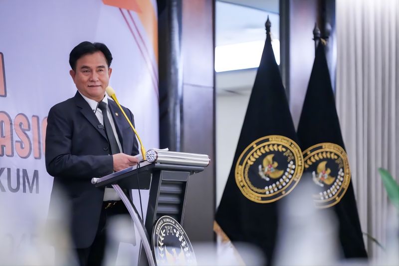 Indeks pembangunan hukum ditarget naik menjadi 0,69. Yusril Ihza Mahendra dorong sinkronisasi regulasi dan harmonisasi hukum nasional.