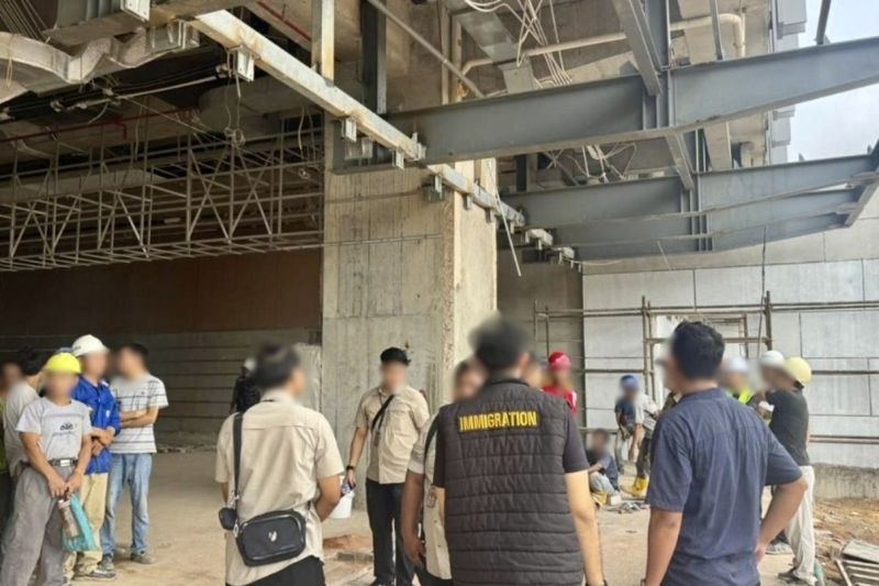 Penyalahgunaan izin tinggal WNA Batam terungkap. Imigrasi mengamankan 29 warga asing yang bekerja di proyek konstruksi tanpa izin sesuai ketentuan.