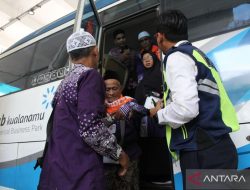 Dua penerbangan haji alami kendala, jamaah difasilitasi hotel
