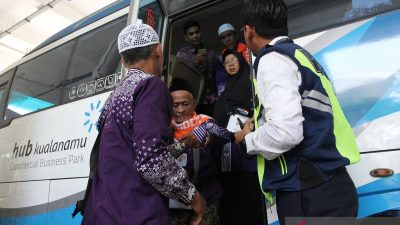 Dua penerbangan haji alami kendala, jamaah difasilitasi hotel
