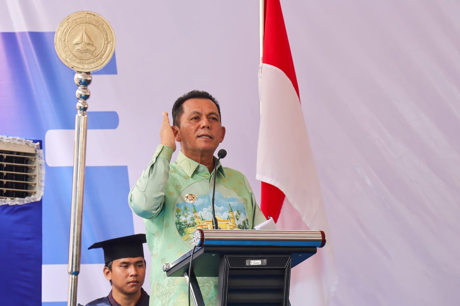 Gubernur Kepulauan Riau Ansar Ahmad menghadiri wisuda UMRAH dan menegaskan pentingnya SDM unggul di era Society 5.0 untuk masa depan Kepri.