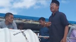 Foto Tangkap layar Video aksi protes Alizar di atas Kapal di pelabuhan Letung (2/5/2026).