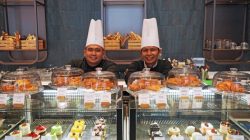 Oakwood Hotel & Apartments Grand Batam menghadirkan Kalaséra, outlet kuliner baru dengan dessert artisan, kopi premium, dan jajanan tradisional Indonesia versi modern.