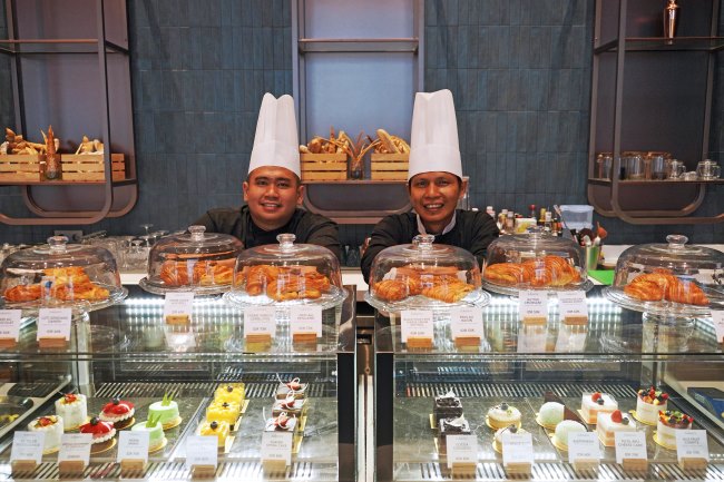 Oakwood Hotel & Apartments Grand Batam menghadirkan Kalaséra, outlet kuliner baru dengan dessert artisan, kopi premium, dan jajanan tradisional Indonesia versi modern.