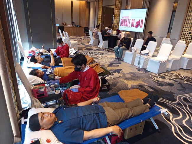 Donor darah Grand Mercure Batam Centre dalam rangka anniversary pertama berhasil mengumpulkan 40 kantong darah. Kegiatan CSR ini berlangsung hangat dan penuh kepedulian sosial di Kota Batam.