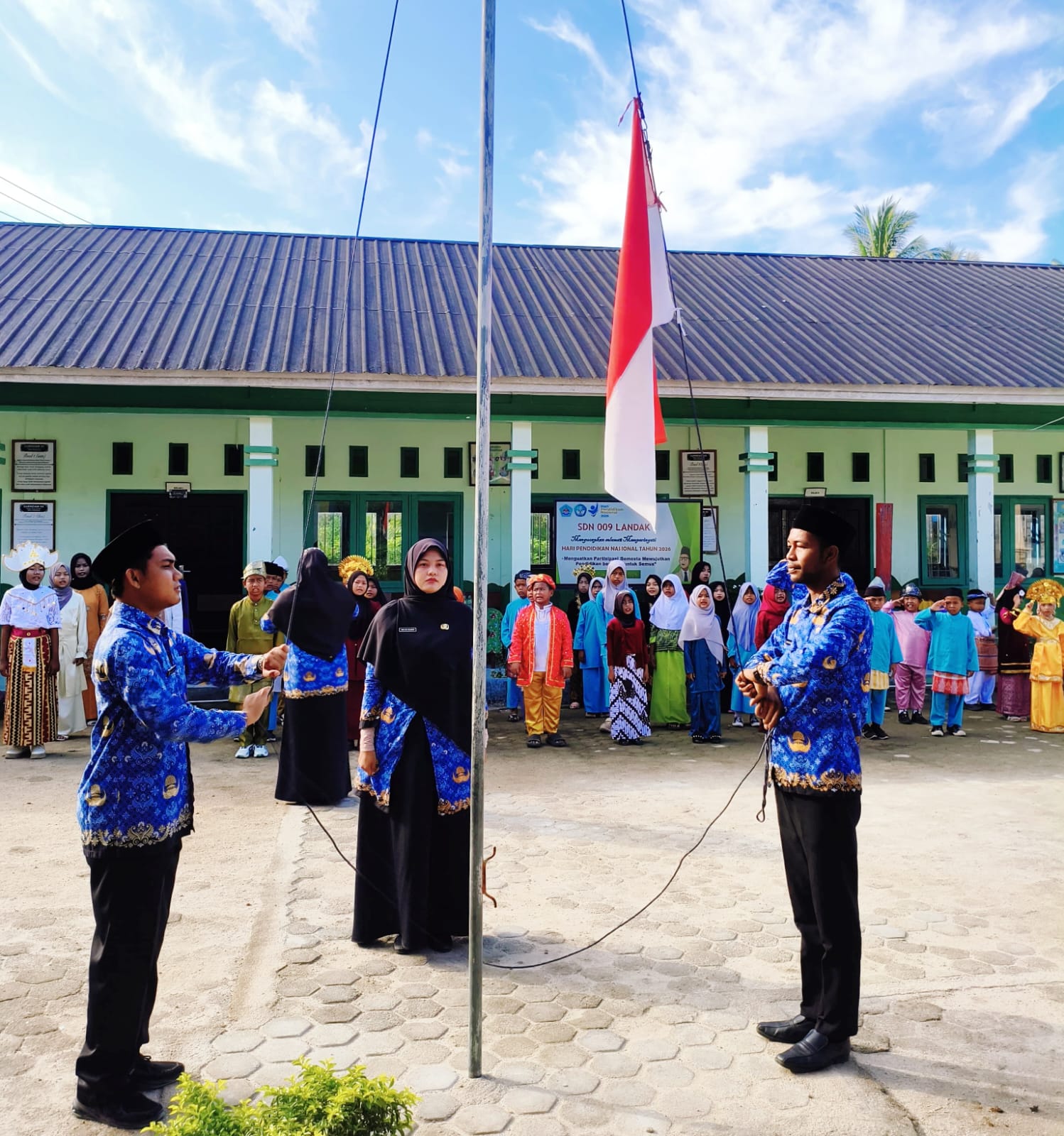 Pengibaran Bendera Merah Putih oleh ASN SDN 009 landak dan diikuti oleh peserta upacara 