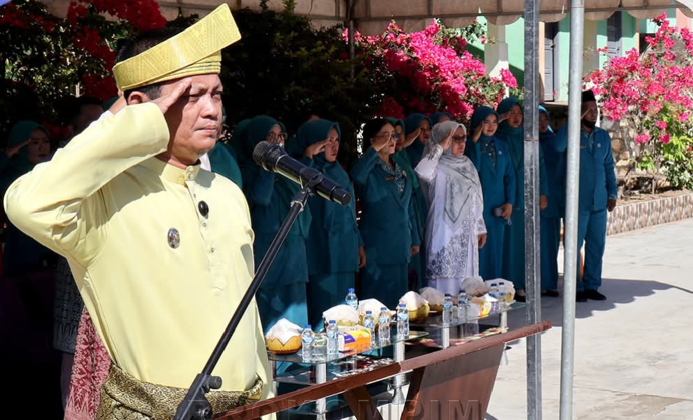 Wakil Bupati Anambas Raja Bayu saat pimpin upacara Hardiknas 2026 di Kecamatan Siantan Timur