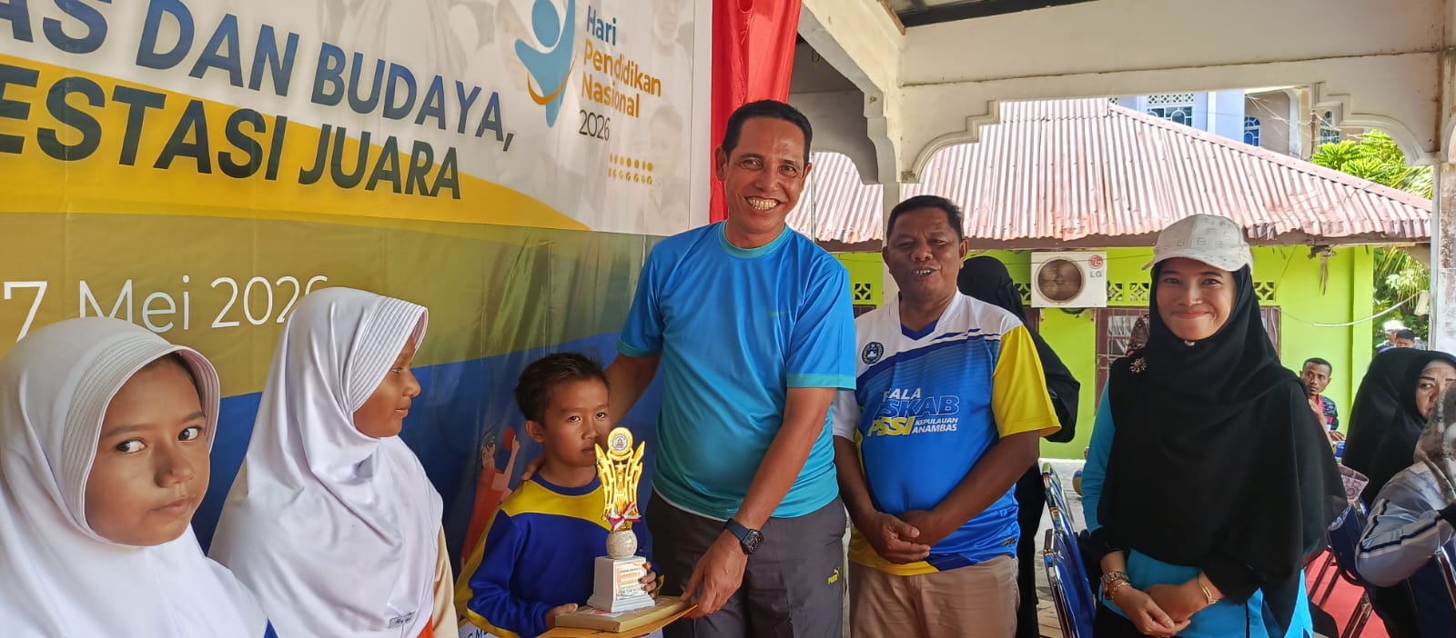 Penyerahan piala juara oleh Kadisdik KKA Toni Karnain