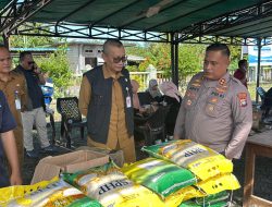 Polres Natuna Hadir untuk Masyarakat, Kapolres Serahkan Bantuan Beras di Desa Tapau