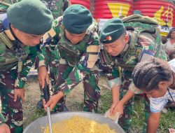 Hangatkan Kebersamaan, Prajurit Yonif 136/Tuah Sakti Gelar Makan Bersama Warga Distrik Kalome