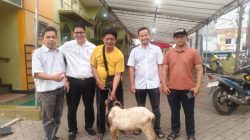 HKBP Ressort Batam Centre kembali menunjukkan komitmen membangun toleransi antarumat beragama dengan menyerahkan tiga kambing kurban kepada masyarakat Muslim di Kota Batam.