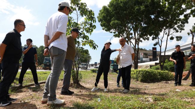 Plh. Kepala BP Batam, Li Claudia Chandra, meninjau langsung proyek peningkatan jalan dan drainase di sejumlah kawasan Batam untuk memastikan pembangunan berjalan optimal dan tepat waktu.
