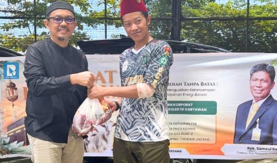 Sekretaris Perusahaan PT Pelayanan Energi Batam, Benny Eka Putra menyerahkan daging kurban kepada masyarakat.