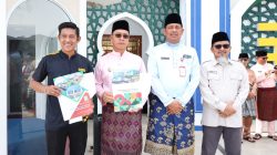 Bupati Anambas Aneng dan didampingi Sekretaris Daerah saat serahkan Bantuan secara simbolis kepada Kepala Desa Tarampa Barat Asmarandi