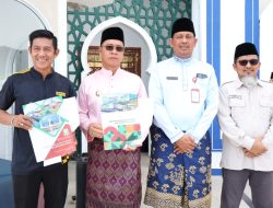 Aneng Bupati Anambas serahkan 1 Unit Kendaraan Operasional Sampah Ke Desa Tarempa Barat