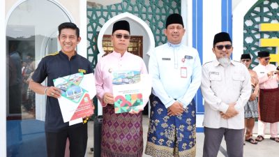 Aneng Bupati Anambas serahkan 1 Unit Kendaraan Operasional Sampah Ke Desa Tarempa Barat