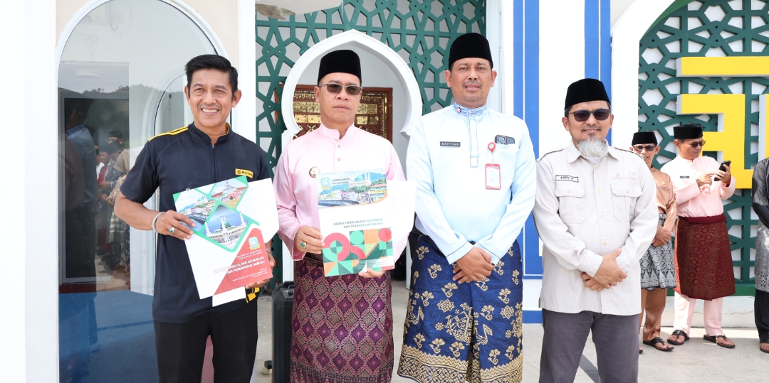 Bupati Anambas Aneng dan didampingi Sekretaris Daerah saat serahkan Bantuan secara simbolis kepada Kepala Desa Tarampa Barat Asmarandi