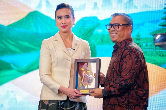 Kepri pacu cross border tourism melalui penguatan infrastruktur dan pariwisata bahari. Wagub Nyanyang dorong Kepri jadi gerbang utama wisata ASEAN.