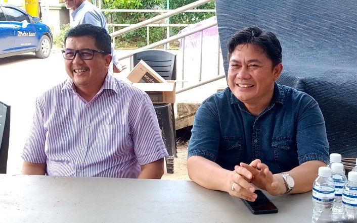 Wakil Direktur Utama PT TJK Power, Mohamad Tresna Wikarsa (kacamata) bersama Humas PT TJK Power, Alwi Haji