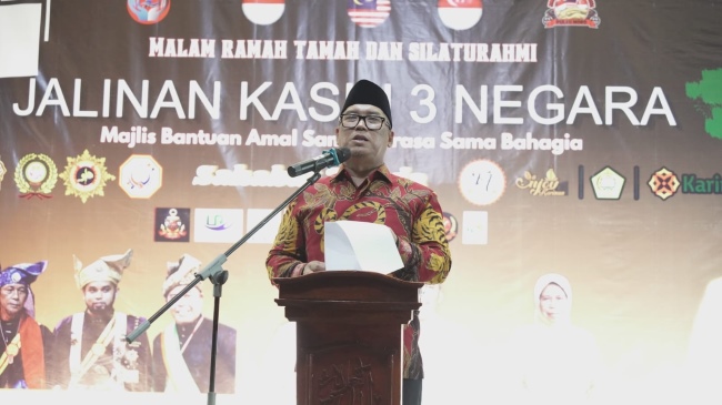 Wakil Gubernur Kepri Nyanyang Haris Pratamura menghadiri aksi amal 3 negara di Moro, Karimun, yang mempererat persaudaraan lintas budaya dan memperkuat solidaritas masyarakat.