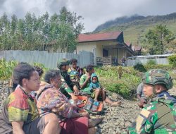 Pererat Silaturahmi, Satgas Yonif 136/Tuah Sakti Gelar Anjangsana dan Berbagi Pakaian di Puncak Jaya