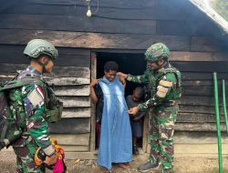 Usai Hujan, Prajurit Satgas Yonif 136/TS Tebar Kehangatan di Kampung Tinggi Nambut
