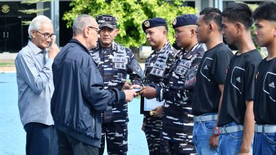 Sabet Tiga Emas di Kejurnas, Atlet Layar Kodaeral IV Raih Penghargaan dari Komandan
