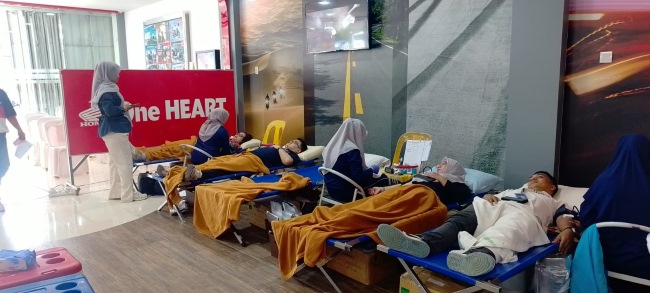 Capella Honda Kepri kembali menggelar donor darah di Batam dengan target 80 kantong darah. Program ini menjadi bagian dari komitmen sosial perusahaan melalui semangat Sinergi Bagi Negeri.