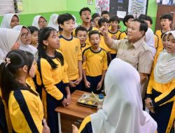 Prabowo bernyanyi “Hymne Guru” bersama siswa saat cek MBG di SMPN 111