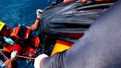 Tim SAR gabungan evakuasi jasad ABK KM Ocean Three