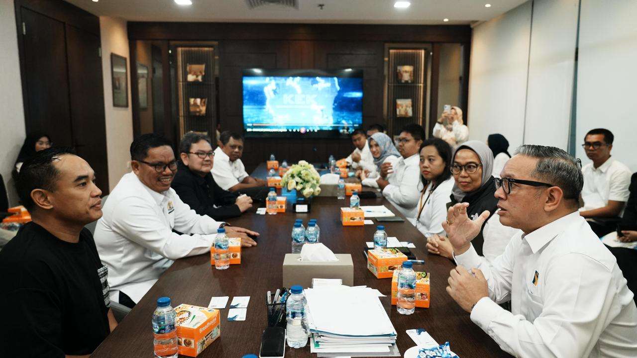 Bakrie Group menjajaki peluang investasi energi di Batam. BP Batam memaparkan berbagai potensi strategis, mulai dari sektor energi terbarukan hingga dukungan infrastruktur dan pelabuhan internasional.
